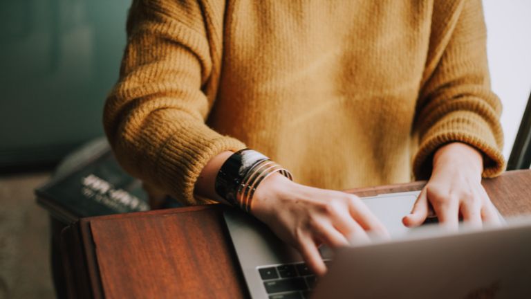 Selling on online B2B commerce marketplaces